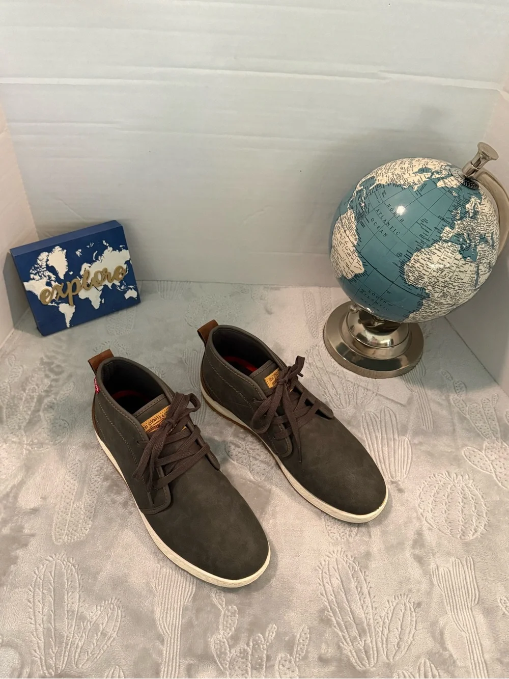 Levi's Men's Dark Gray Confort Chukka Boots with White Sole